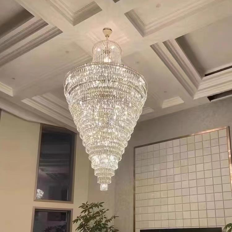 ثريا كريستال كلاسيكية أوروبية بتصميم مدبب متعدد الطبقات، مصباح سقف فاخر LED لمساحات الفيلات والسلالم المزدوجة ذات الأسقف العالية