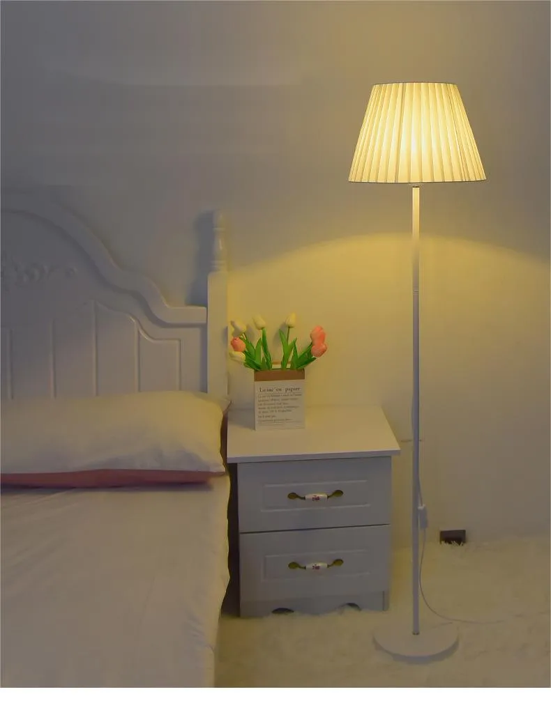 مصباح أرضي حديث بتصميم إبداعي لغرفة المعيشة وغرفة النوم مع تحكم عن بُعد LED