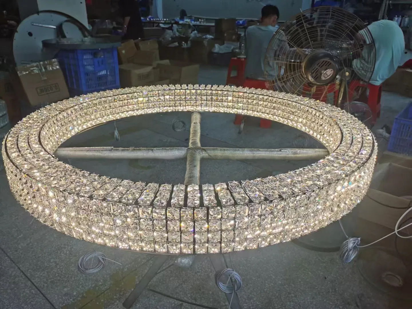 ثريا حلقة LED الحديثة طويلة جدًا للإضاءة المعلقة في السلالم العالية لتزيين الداخل للفنادق
