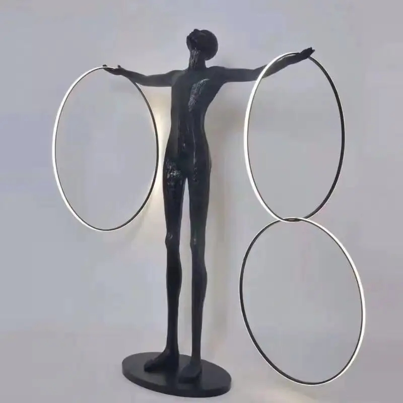 تمثال ضوء حديث ومبتكر قائم من الراتنج بجسم أسود يحمل كرات، مصباح أرضي LED لتزيين غرفة المعيشة، ضوء أرضي