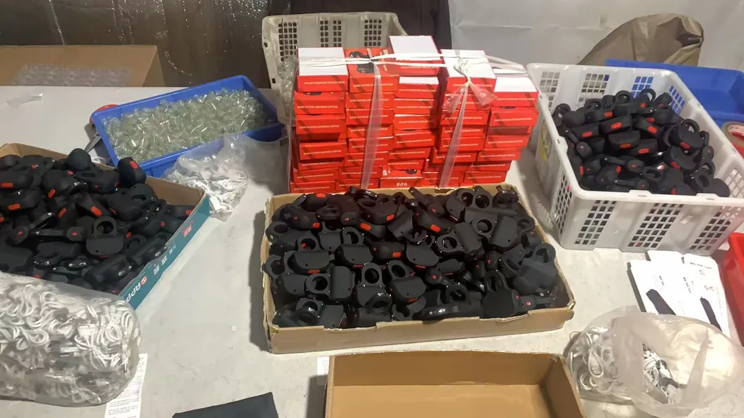 مجموعة مفاتيح محمولة على شكل إصبع مصباح LED فائق القوة قابل لإعادة الشحن للطوارئ في الهواء الطلق
