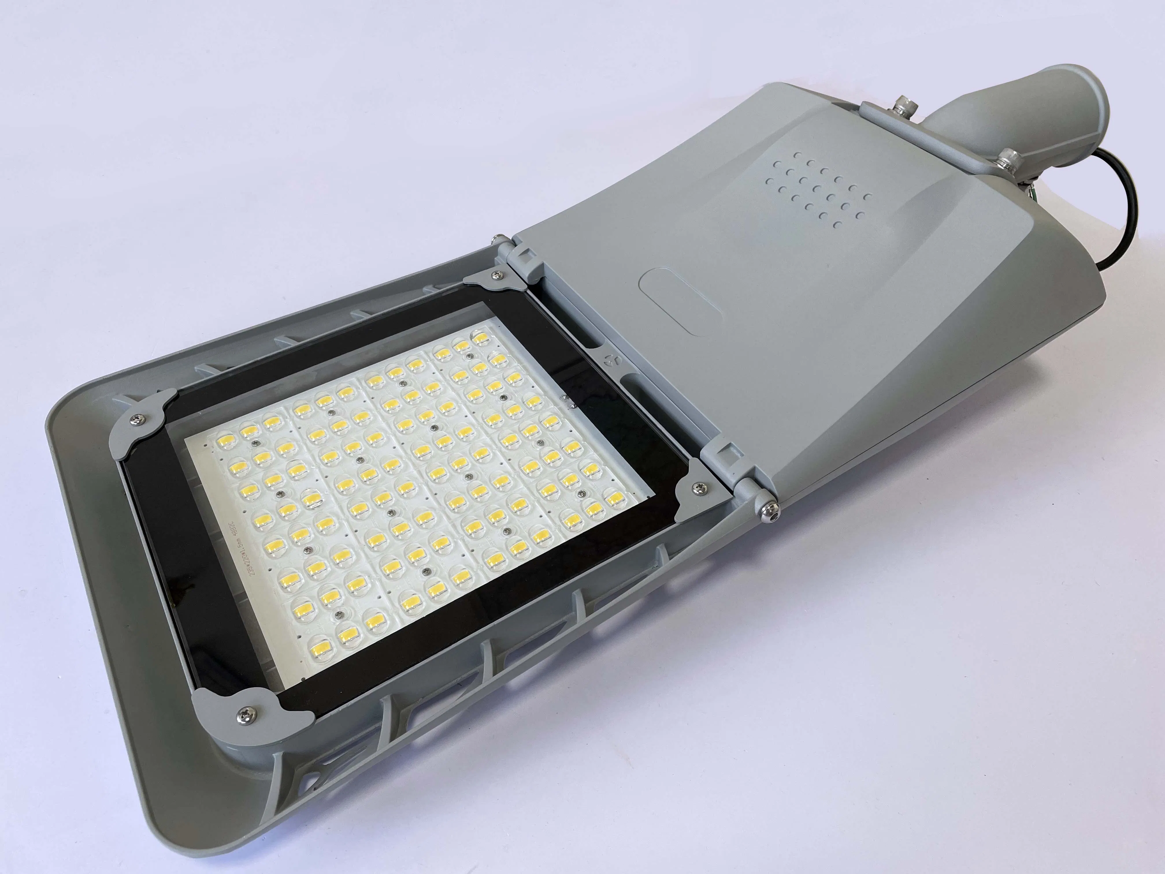 CE، ENEC، CB، RoHS، IP66 Jyl05L 150W كفاءة إضاءة عالية مصابيح الشارع LED ذاتية التنظيف