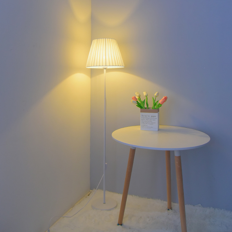 مصباح أرضي حديث بتصميم إبداعي لغرفة المعيشة وغرفة النوم مع تحكم عن بُعد LED