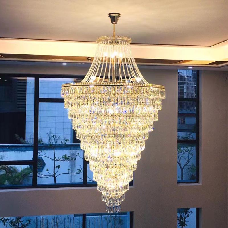 ثريا كريستال كلاسيكية أوروبية بتصميم مدبب متعدد الطبقات، مصباح سقف فاخر LED لمساحات الفيلات والسلالم المزدوجة ذات الأسقف العالية