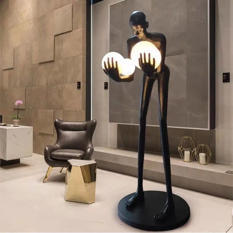 مصباح أرضي تمثال إنساني يحمل كرة فن مصمم لوبي فندق غرفة معيشة (WH-MFL-90)