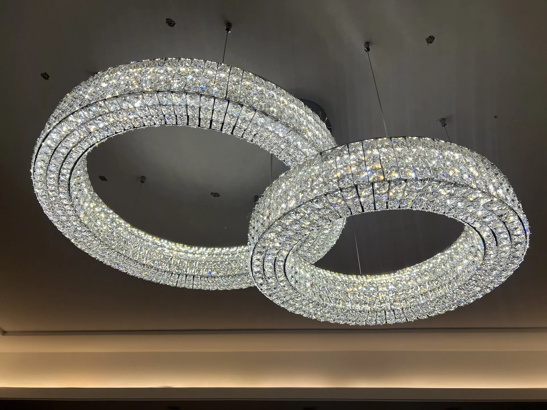 ثريا حلقة LED الحديثة طويلة جدًا للإضاءة المعلقة في السلالم العالية لتزيين الداخل للفنادق