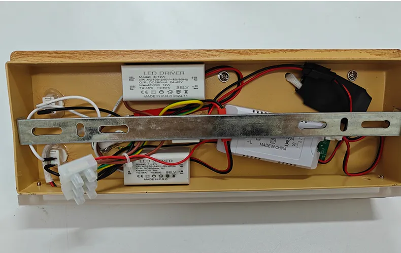 مصباح قراءة حائط فندقي LED مع شحن لاسلكي وUSB
