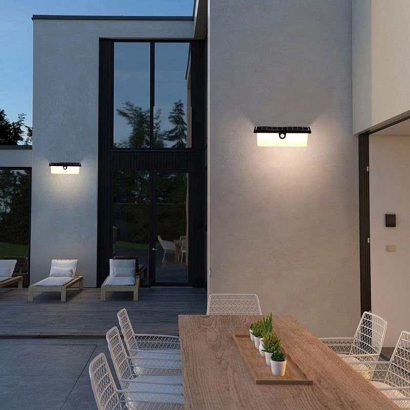 IP65 مصباح حائط شمسي مقاوم للماء مع مستشعر حركة بزاوية واسعة LED لهب للديكور الخارجي في الحديقة مصباح شمسي للفناء والممرات والشوارع والأرصفة
