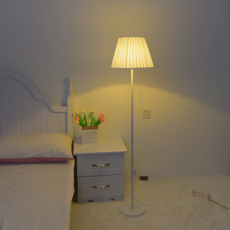 مصباح أرضي حديث بتصميم إبداعي لغرفة المعيشة وغرفة النوم مع تحكم عن بُعد LED