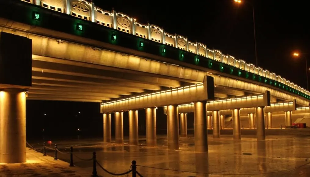 إضاءة الجدران والواجهات الخارجية