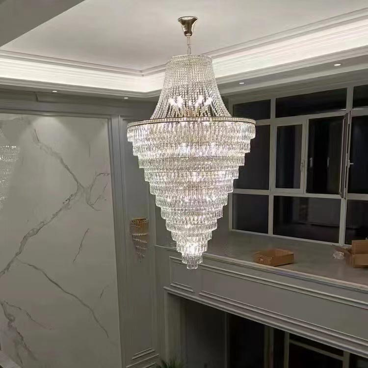 ثريا كريستال كلاسيكية أوروبية بتصميم مدبب متعدد الطبقات، مصباح سقف فاخر LED لمساحات الفيلات والسلالم المزدوجة ذات الأسقف العالية
