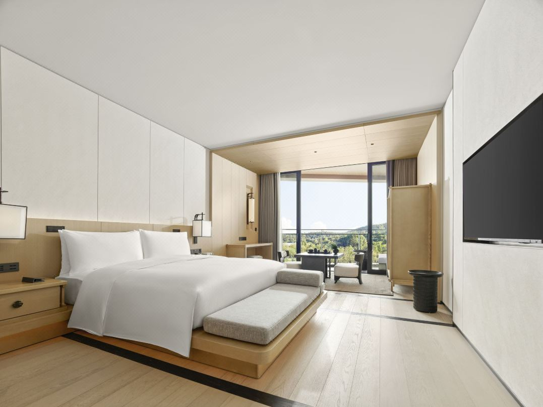 High Quality Solutions Custom Design and Solid Wood Manufacturing Hotel Bedroom Furniture