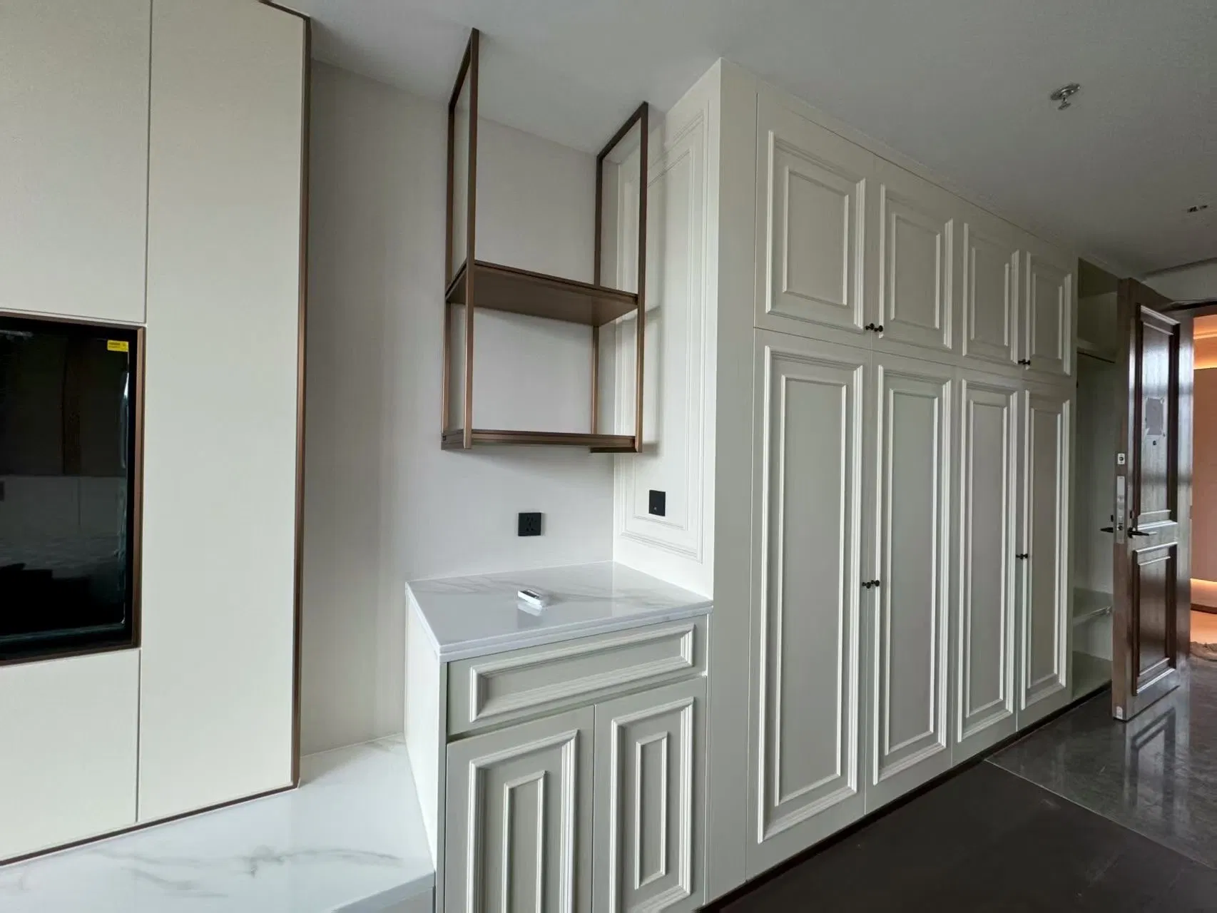 Custom Made 5 Star Modern Wooden Hotel Room Furnishings Bedroom Set Luxury Hotel Furniture for Hospitality Resort Villa Apartment Hotel Bedroom Furniture