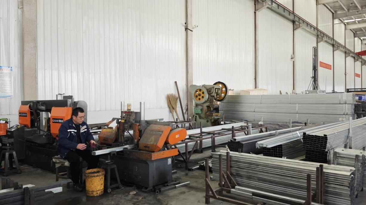 Sawing machine for precision cutting of elevator structural parts