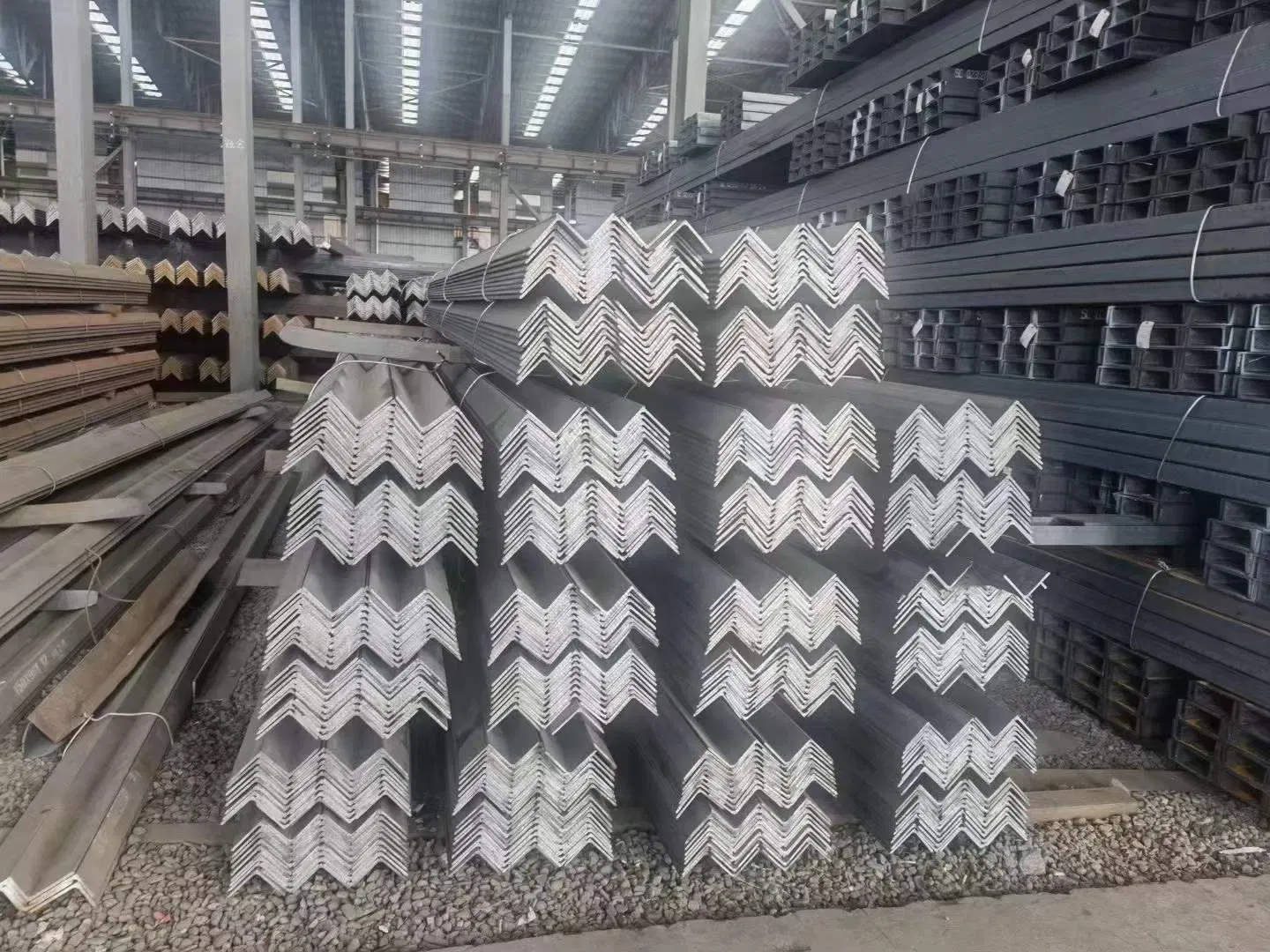 High-Quality Galvanized Steel Angle Bar for Construction Needs