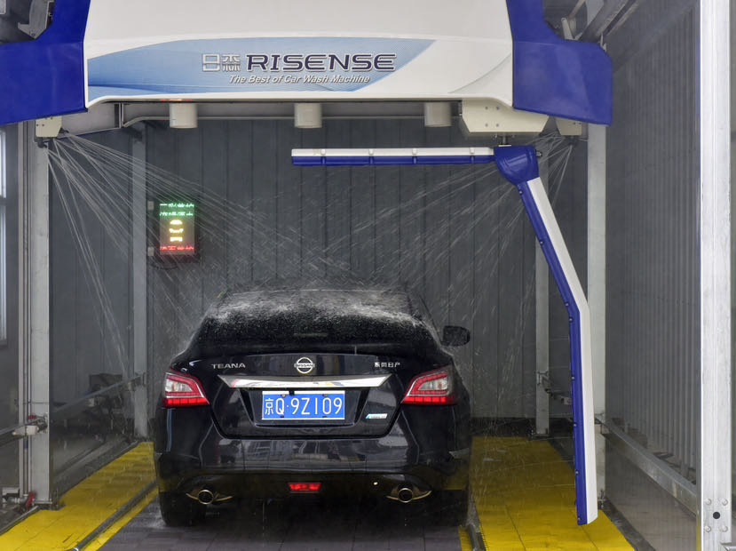 Robotic high pressure car cleaning system