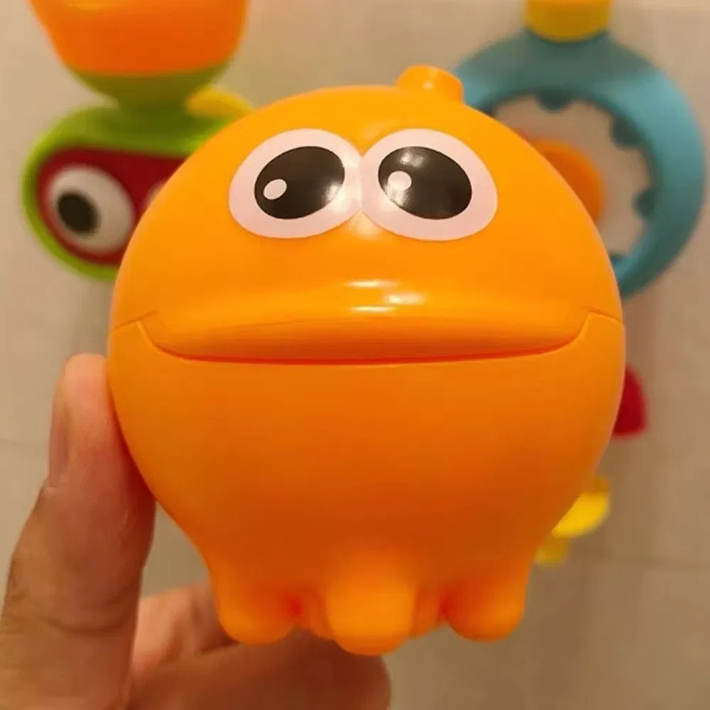 Brinquedo de banho infantil personalizado em material plástico adequado para centros de cuidados diurnos