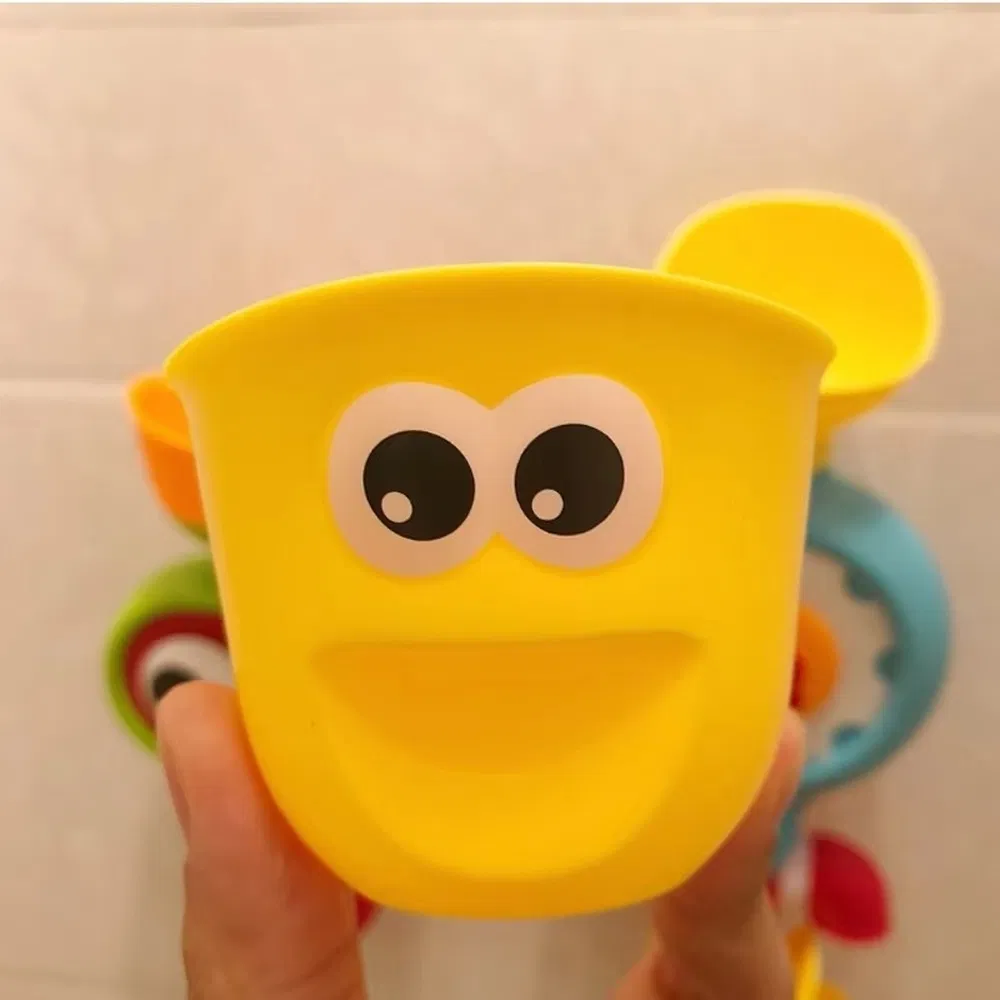 Brinquedo de banho infantil personalizado em material plástico adequado para centros de cuidados diurnos