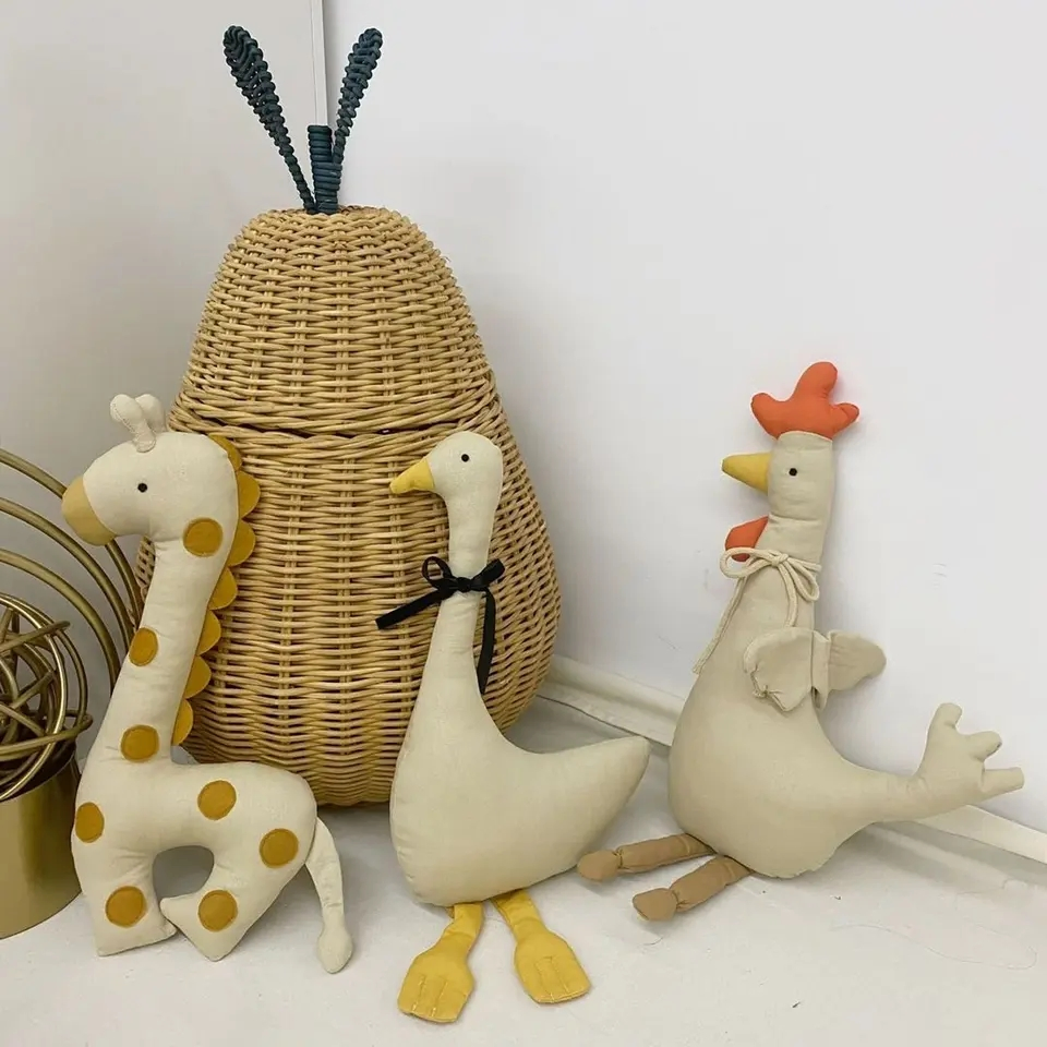 Venda por atacado de segurança para as mãos, bonecos de ganso, galo e girafa de pelúcia fofos para crianças
