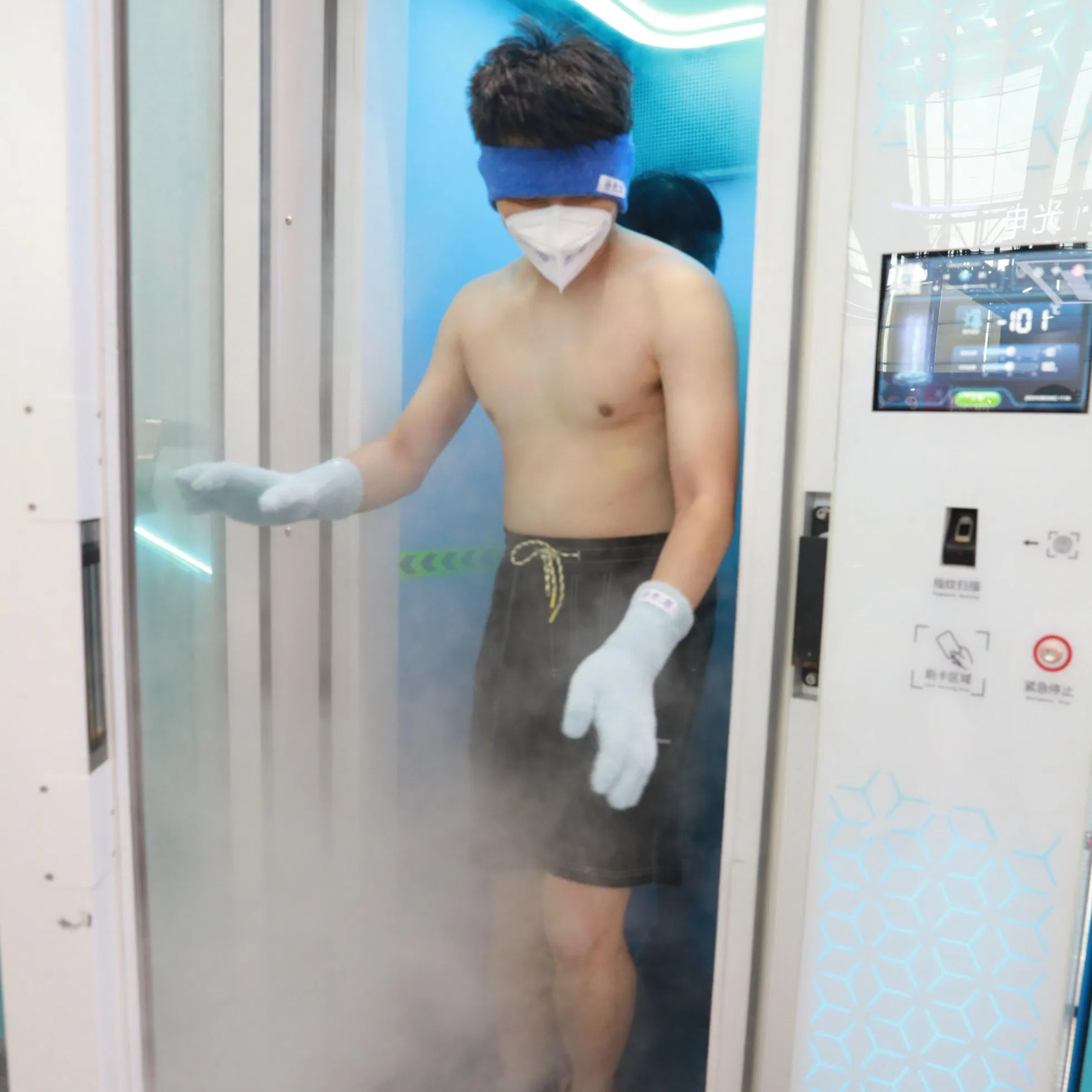 Muscle Relaxation Electrical Cryosauna Cabin Device Full Body Cryotherapy Chamber for Sports Injury Recovery