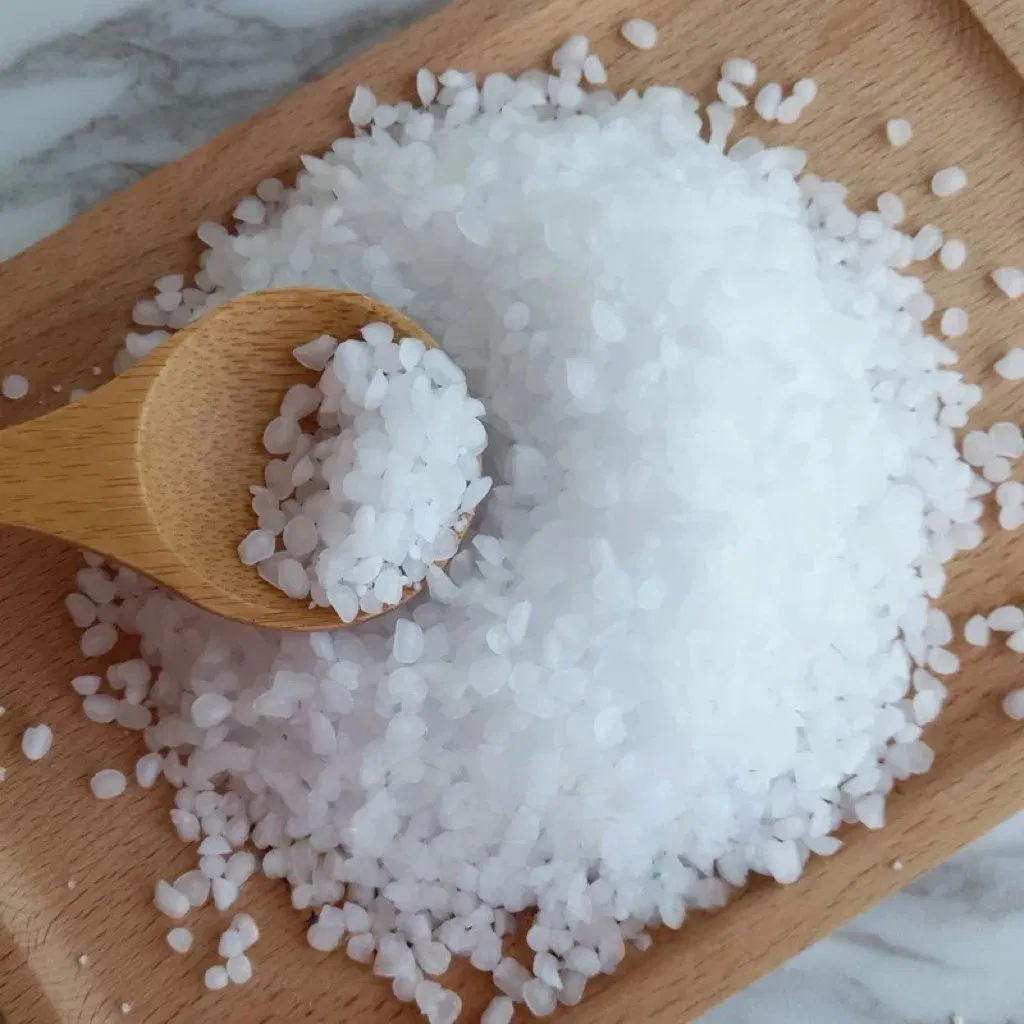 Factory Supply Cetyl Alcohol 99% Cosmetic Raw Material with Competitive Price