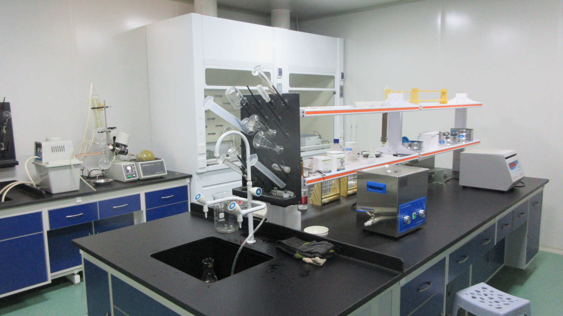 Control de calidad y pruebas de extractos vegetales en laboratorio