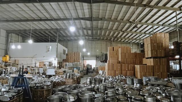 Commercial stainless steel stock pot and saucepan for professional kitchen applications