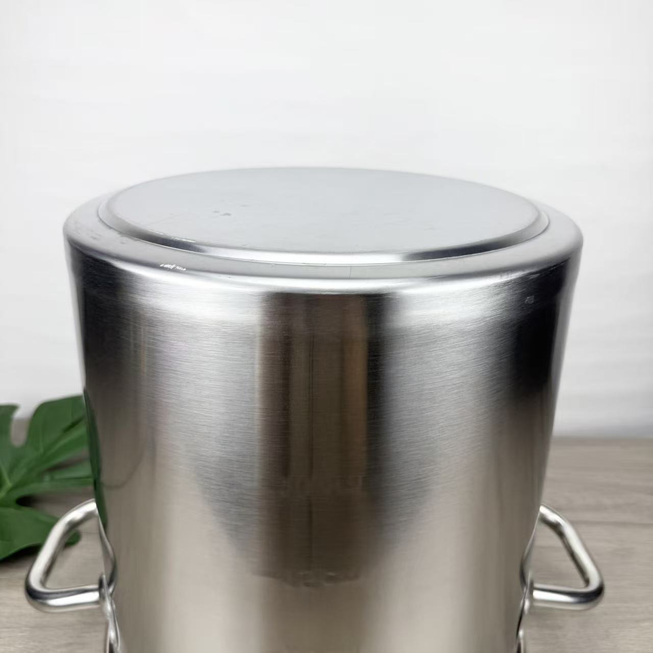 Thickened magnetic bottom