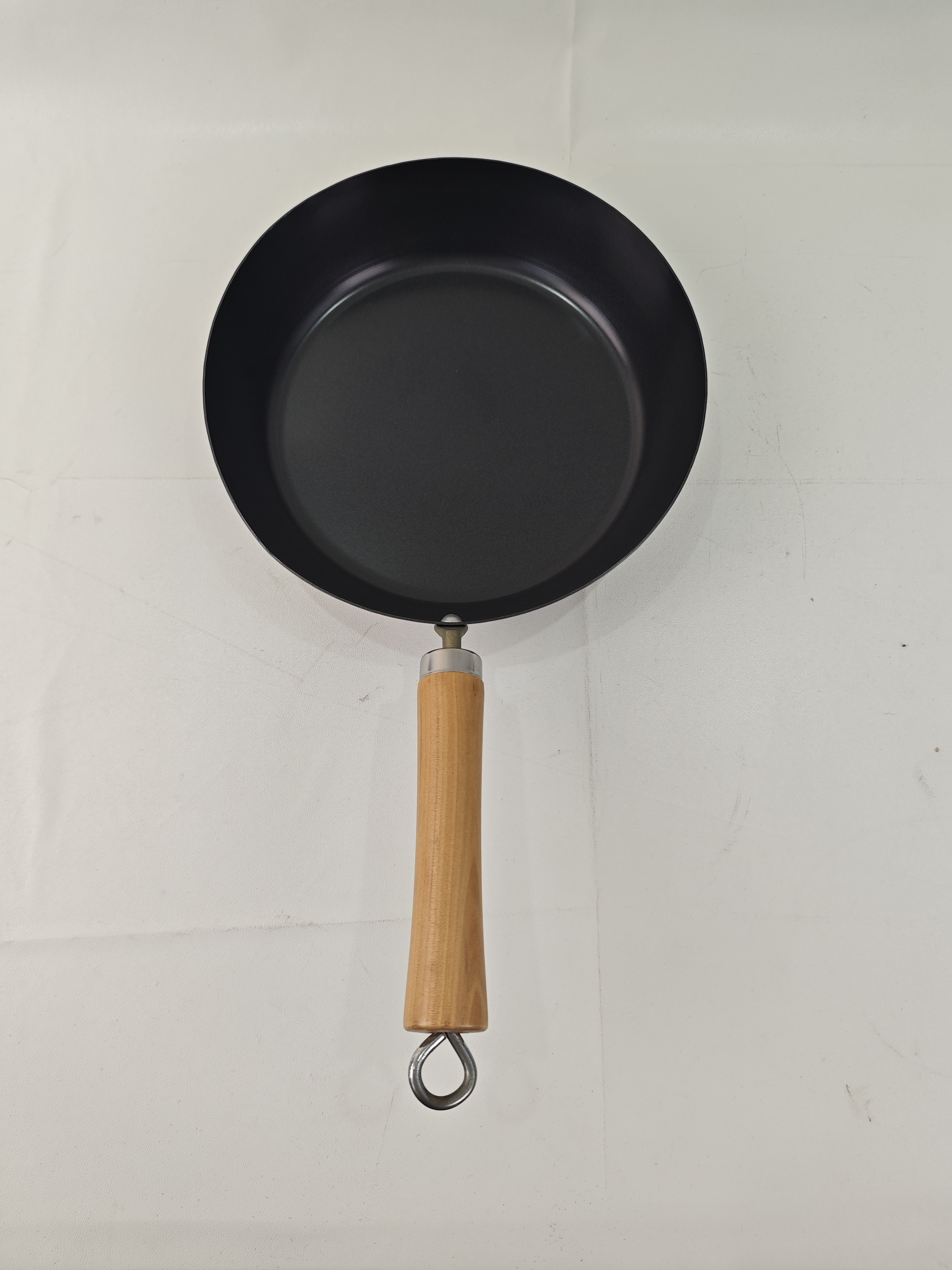 Wholesale Professional Carbon Steel 24cm Non-Stick Frying Pan with Wooden Handle European Design Sustainable Cookware