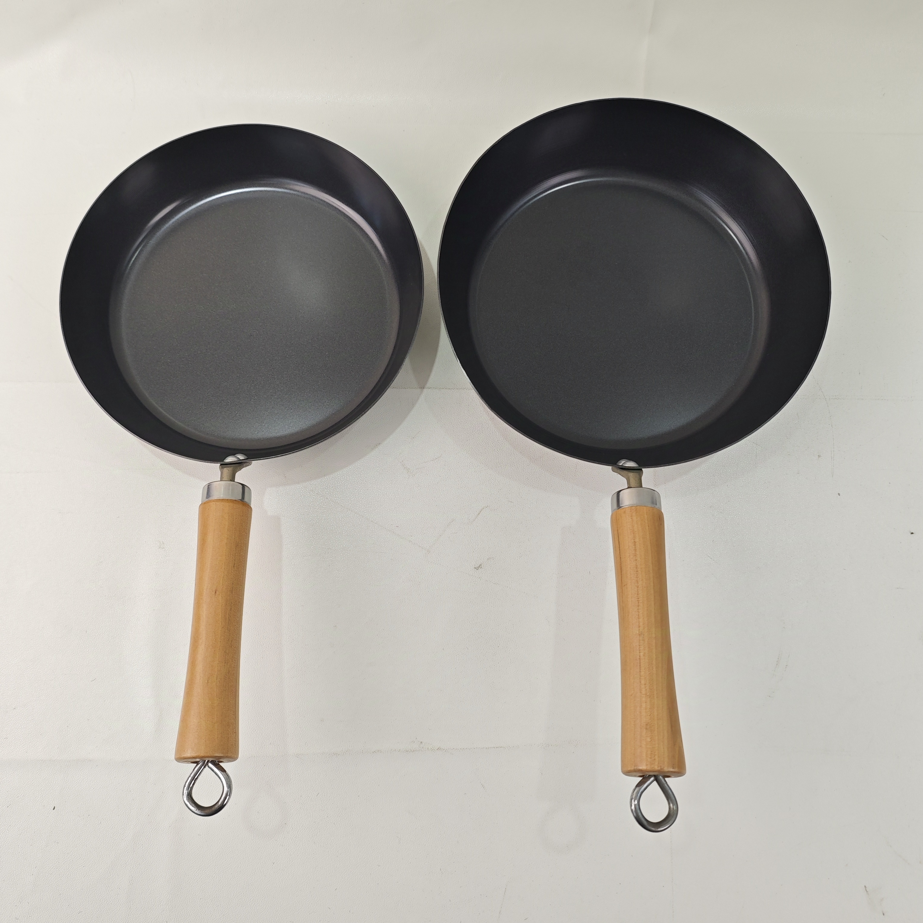 Wholesale Professional Carbon Steel 24cm Non-Stick Frying Pan with Wooden Handle European Design Sustainable Cookware