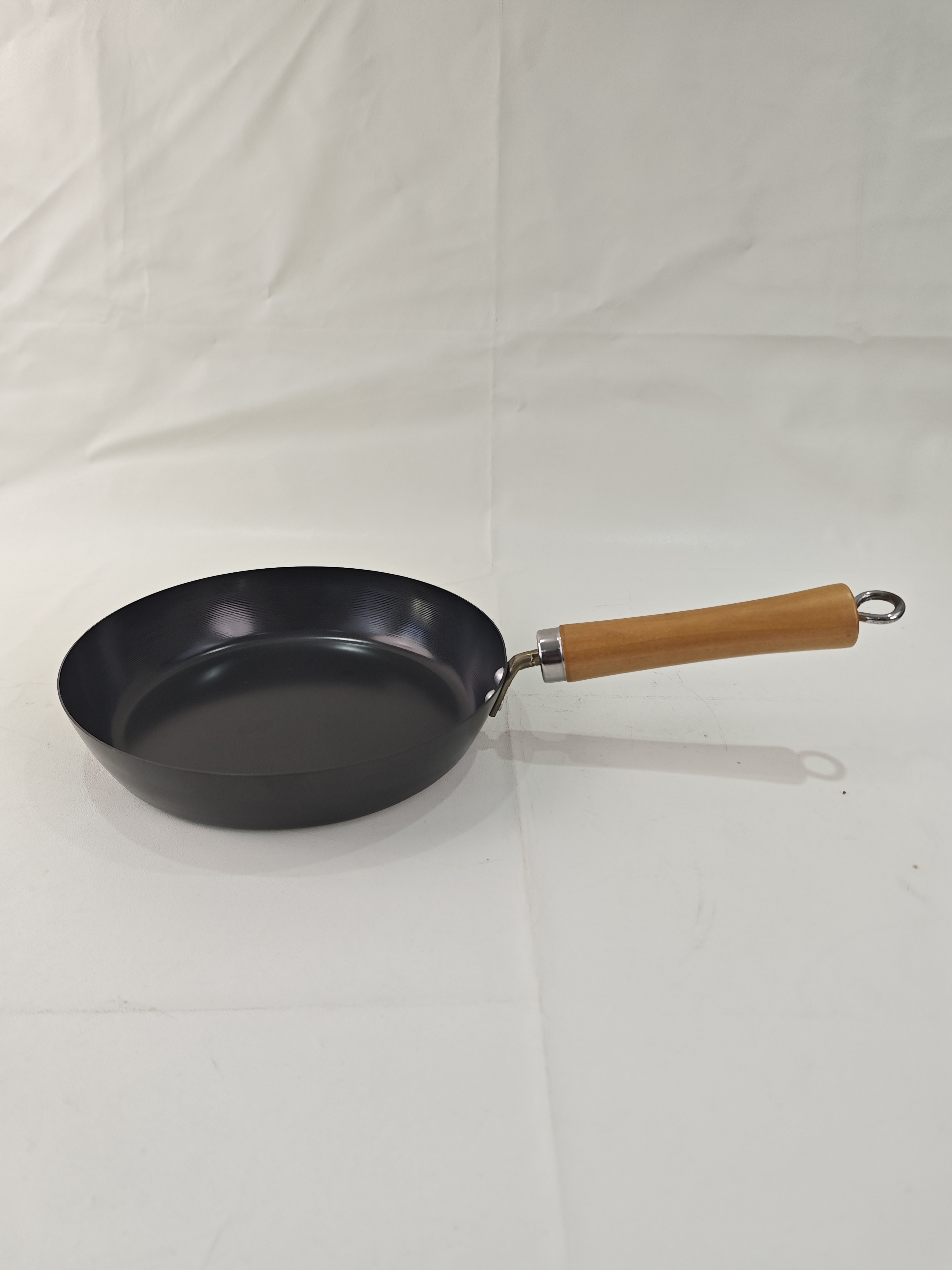 Wholesale Professional Carbon Steel 24cm Non-Stick Frying Pan with Wooden Handle European Design Sustainable Cookware