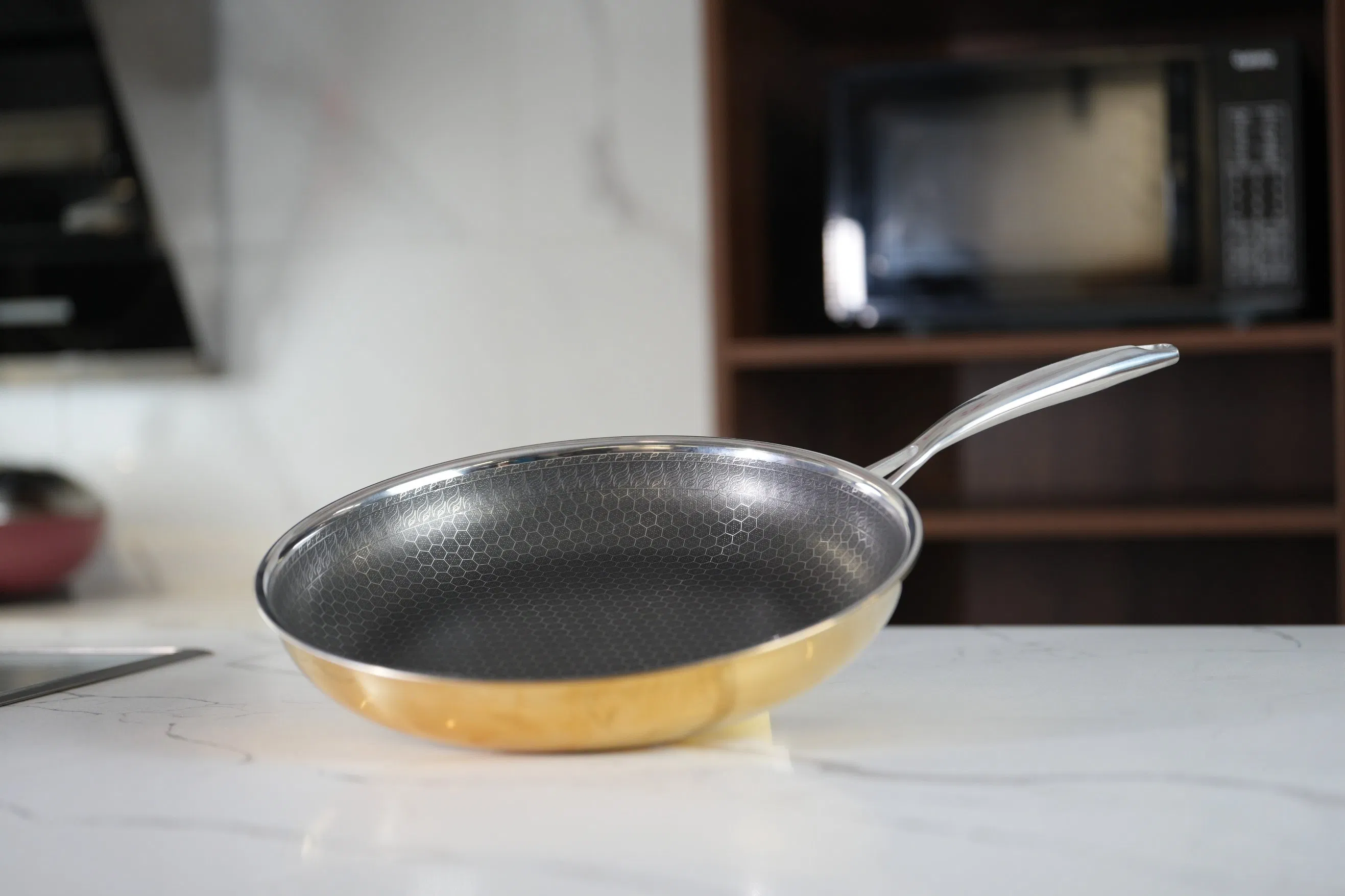 Modern Design 28cm Tri-Ply Stainless Steel Golden Non-Stick Honey Comb Fryingpan Cookware