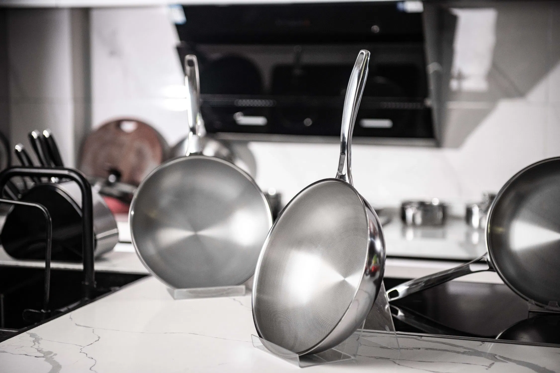 Wholesale Supply Microdot Tri-Ply Stainless Steel Yellowing Proof 28cm Wok Cookware