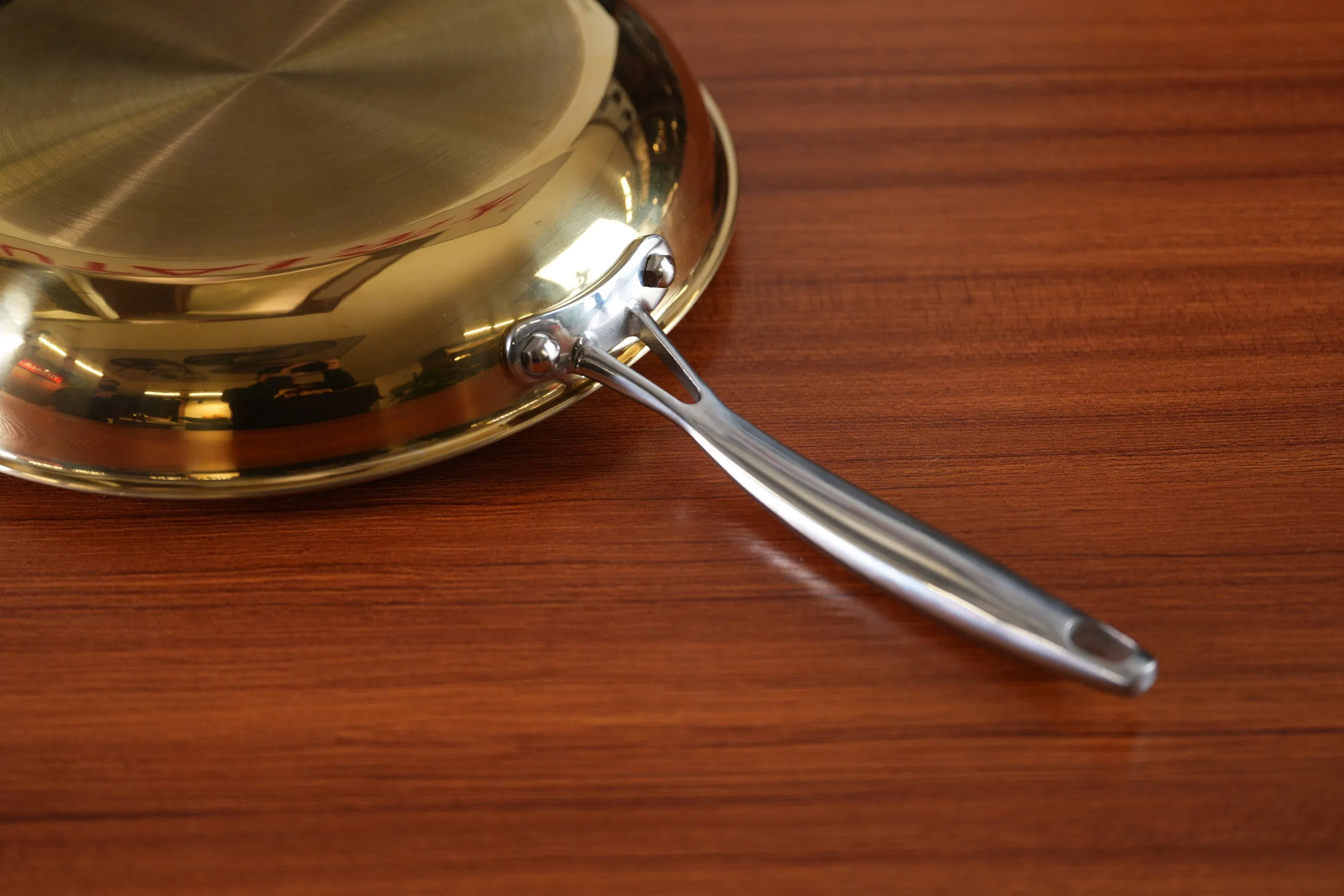 Modern Design 28cm Tri-Ply Stainless Steel Golden Non-Stick Honey Comb Fryingpan Cookware