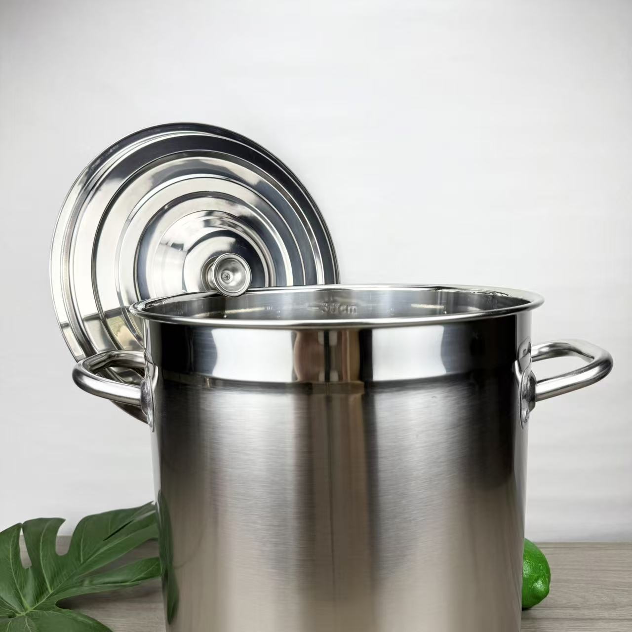 Hanging bucket lid