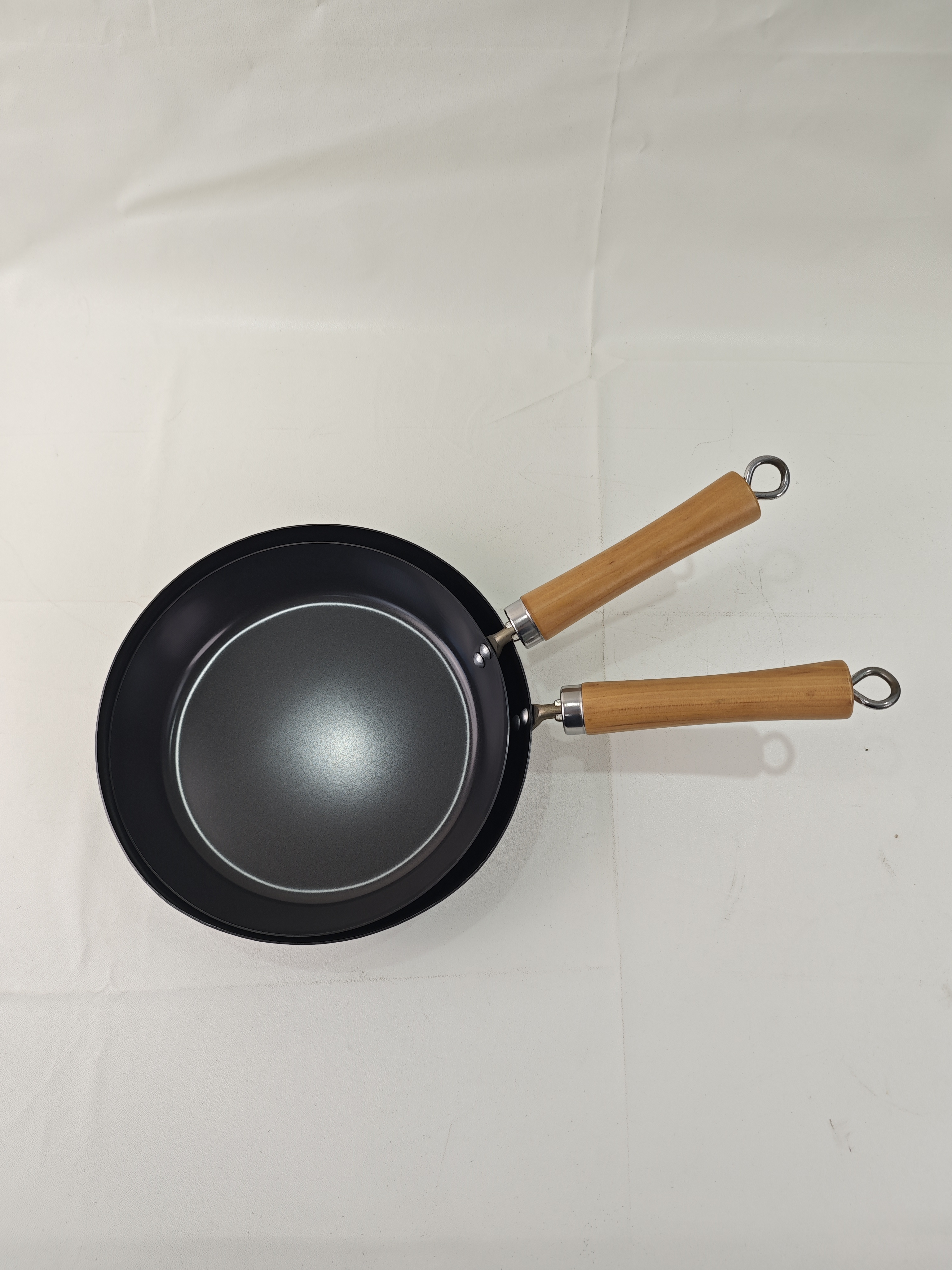 Wholesale Professional Carbon Steel 24cm Non-Stick Frying Pan with Wooden Handle European Design Sustainable Cookware