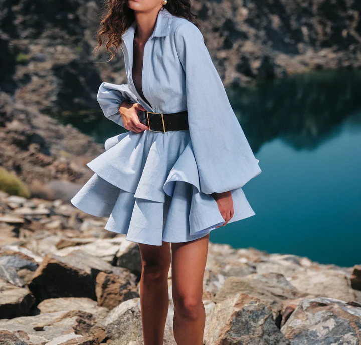 Vestido mini casual de mujer con mangas largas en múltiples capas y volantes