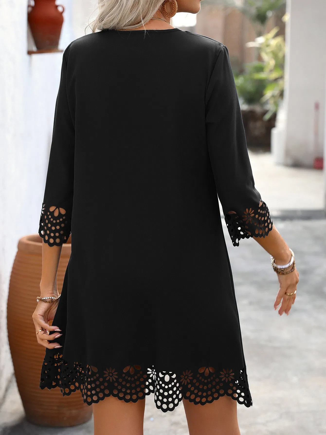 Vestido Mini de Cuello en V con Escote en Olas para Mujeres 3/4 Sin Mangas Corte Láser Casual Suelto Corto Vestido Personalizado OEM ODM