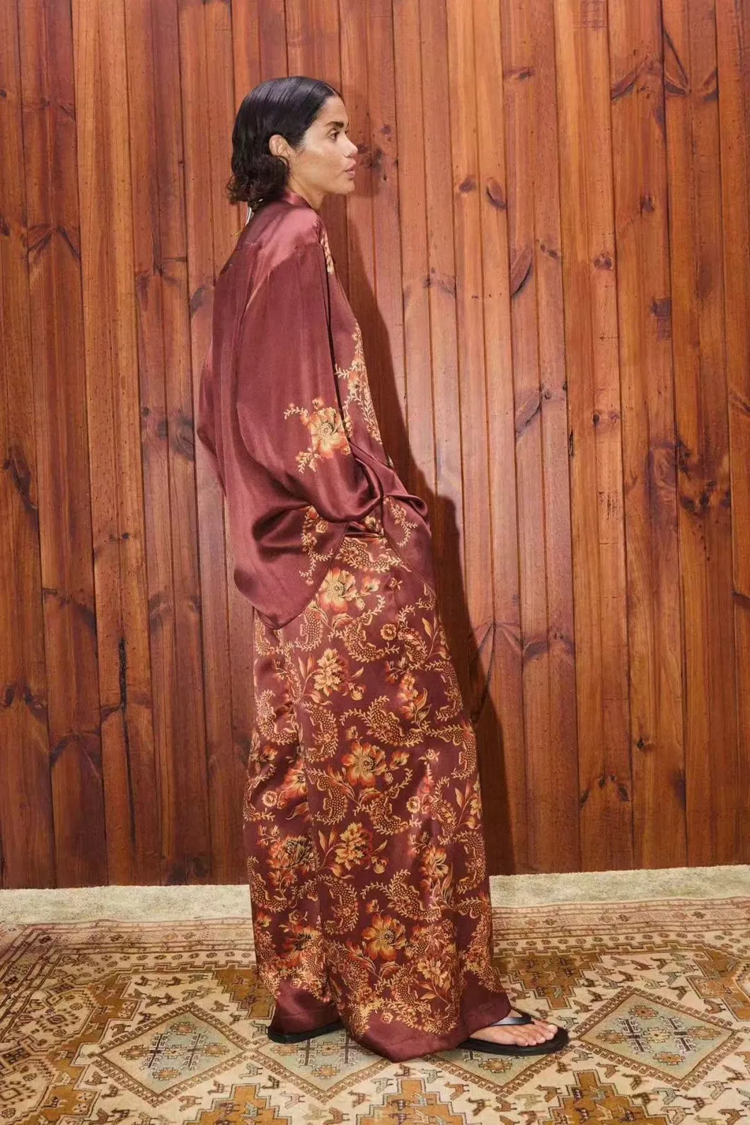 Conjunto de camisa casual de ajuste holgado con estampado floral retro y pantalones de pierna ancha, hecho a medida, diseño lujoso - vestido de fiesta para ocasiones especiales