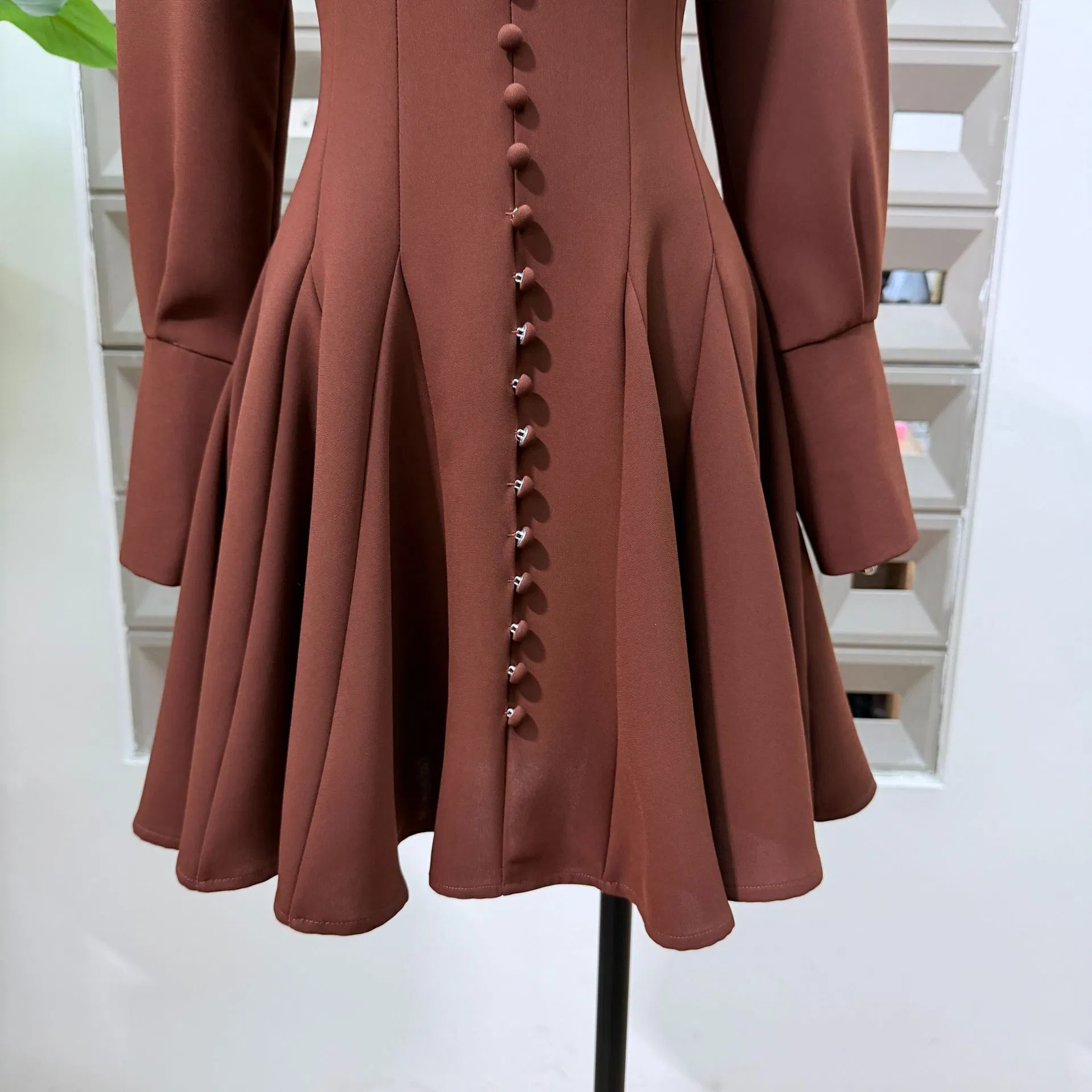 Ropa de boutique primavera nueva elegante falda corta para mujer ajustada de color puro vestido elegante de manga larga