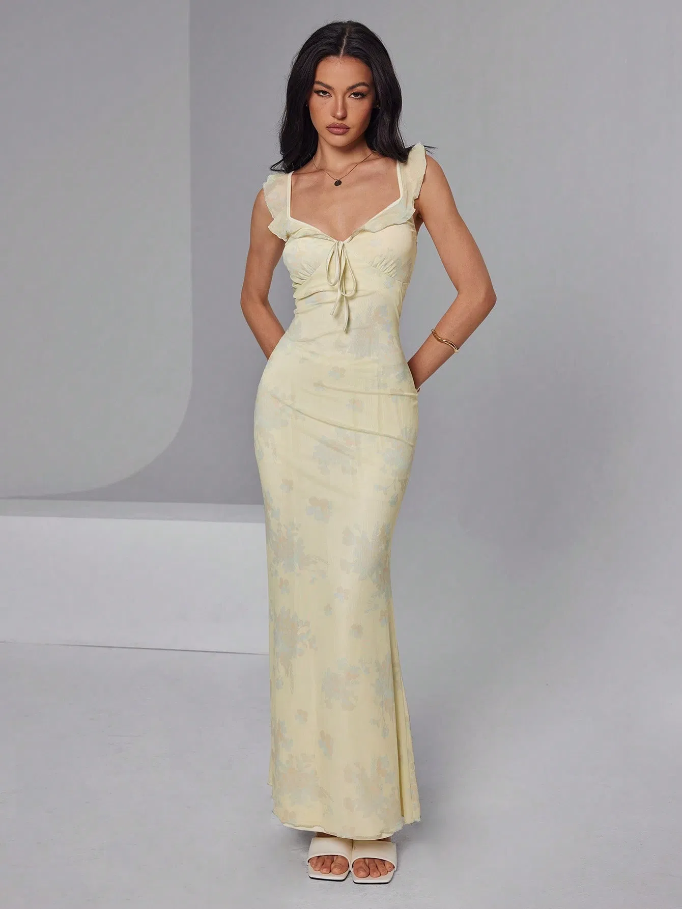Vestido largo de mermaid con tirantes de espagueti y volantes en amarillo pálido con flores para mujeres, escote en V, ajustado, ideal para invitadas de boda