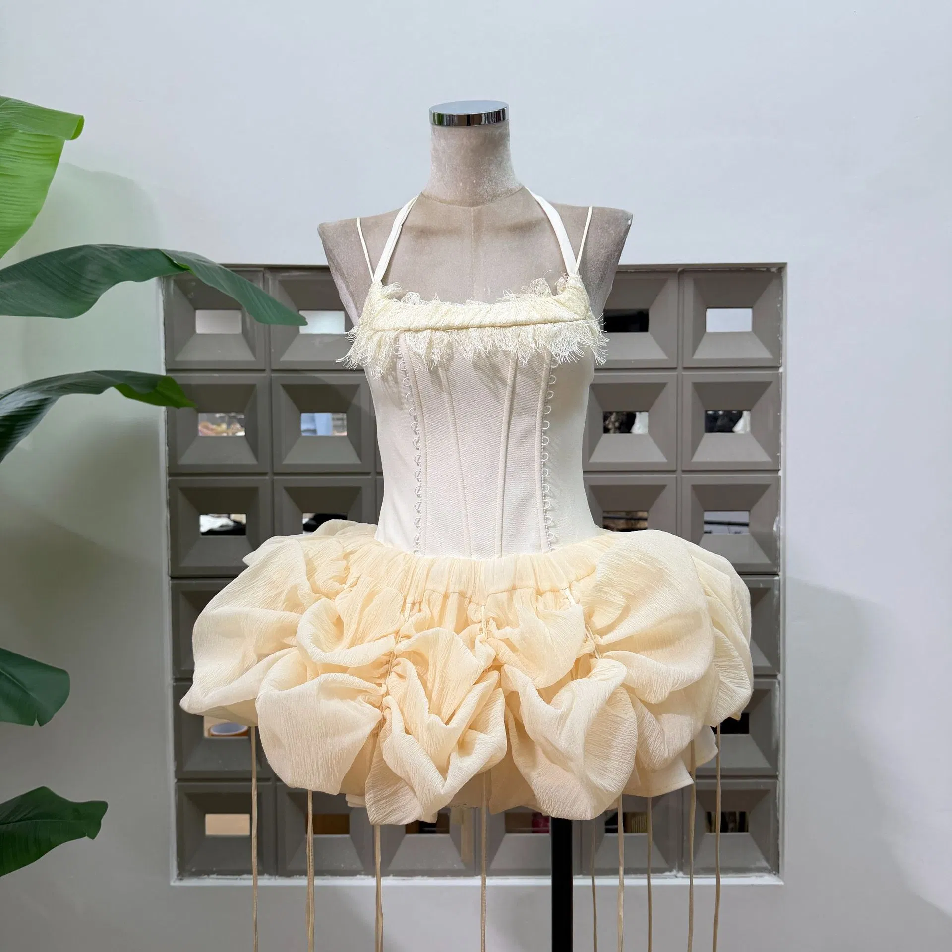 Ropa de boutique al por mayor para mujeres, vestido sexy, vestido de encaje con paneles, ceñido en la cintura, vestido esponjoso