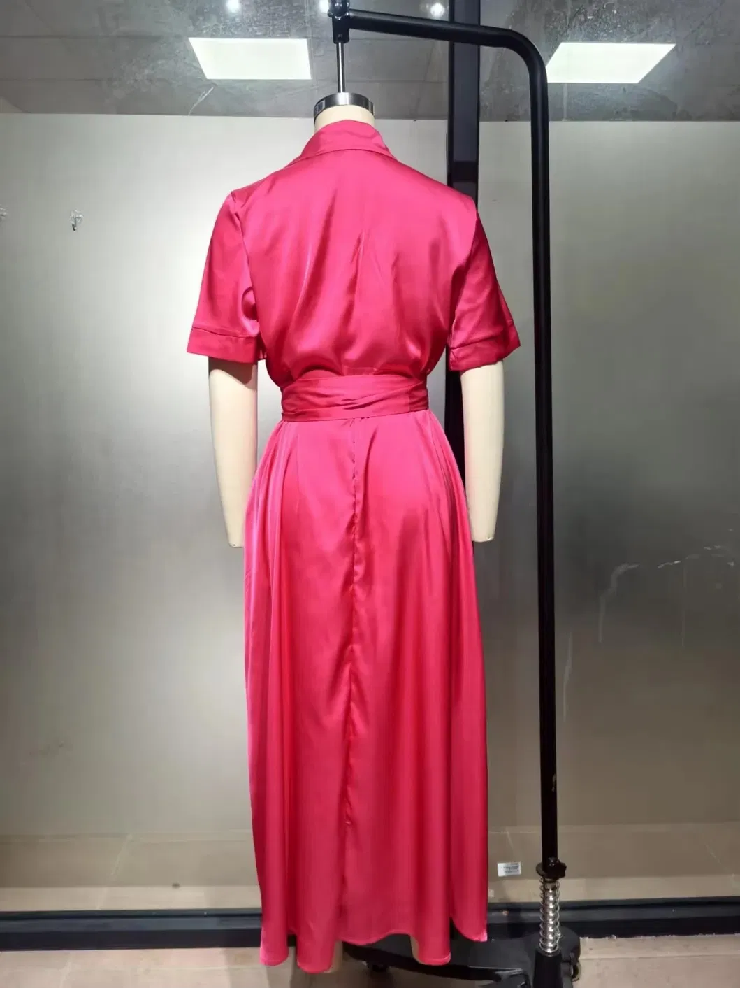 Vestido midi ajuste ceñido favorecedor