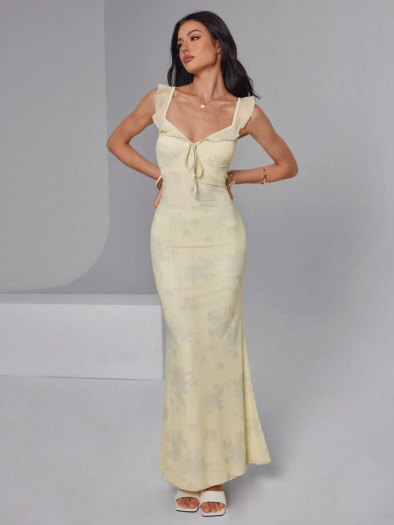Vestido largo de mermaid con tirantes de espagueti y volantes en amarillo pálido con flores para mujeres, escote en V, ajustado, ideal para invitadas de boda