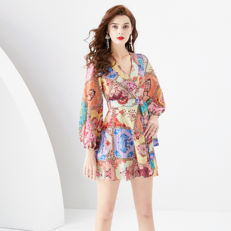 Vestido corto de pulóver con estampado de manga farol y escote en V para mujeres