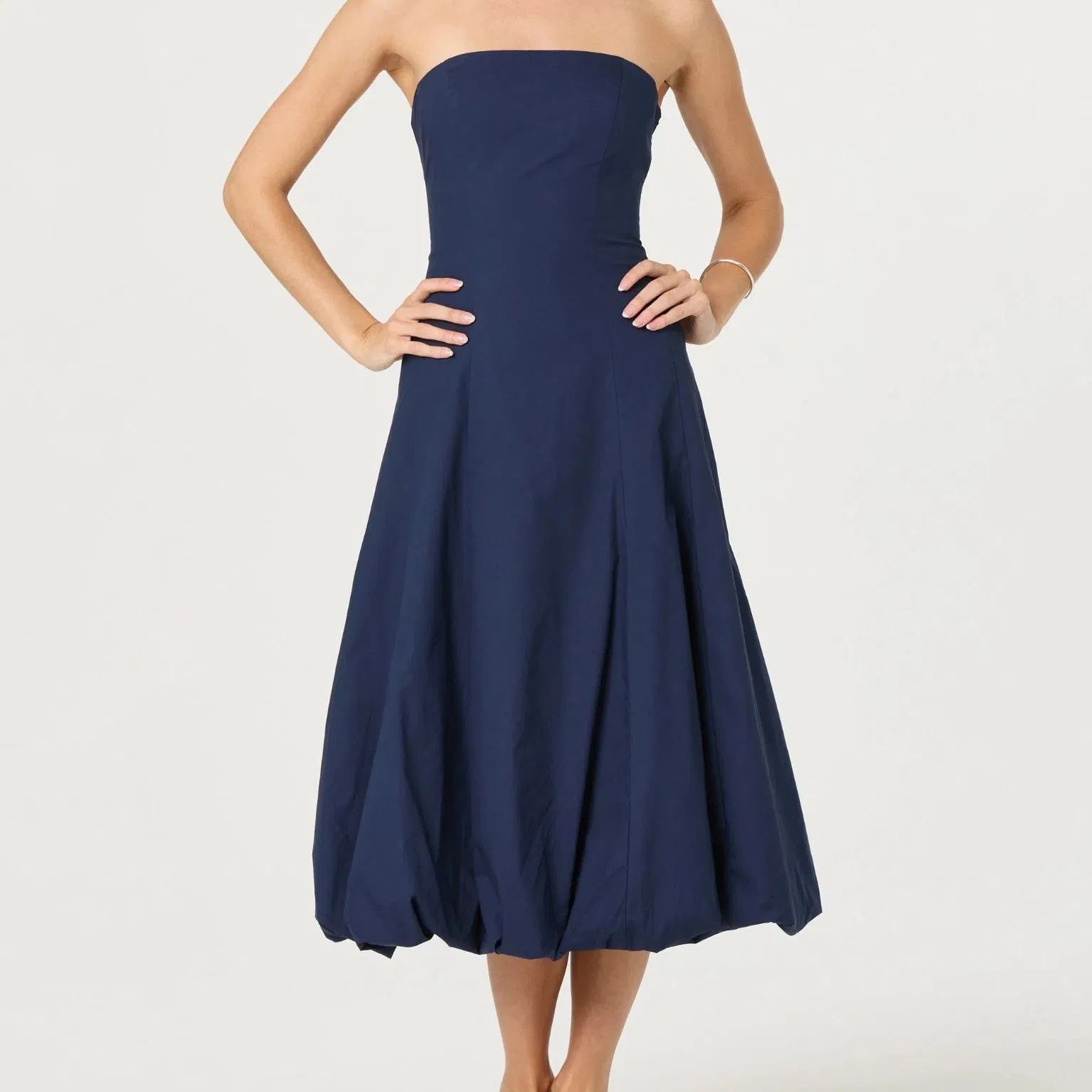 Vestido de noche femenino elegante sin tirantes de cintura ajustada y falda amplia azul oscuro