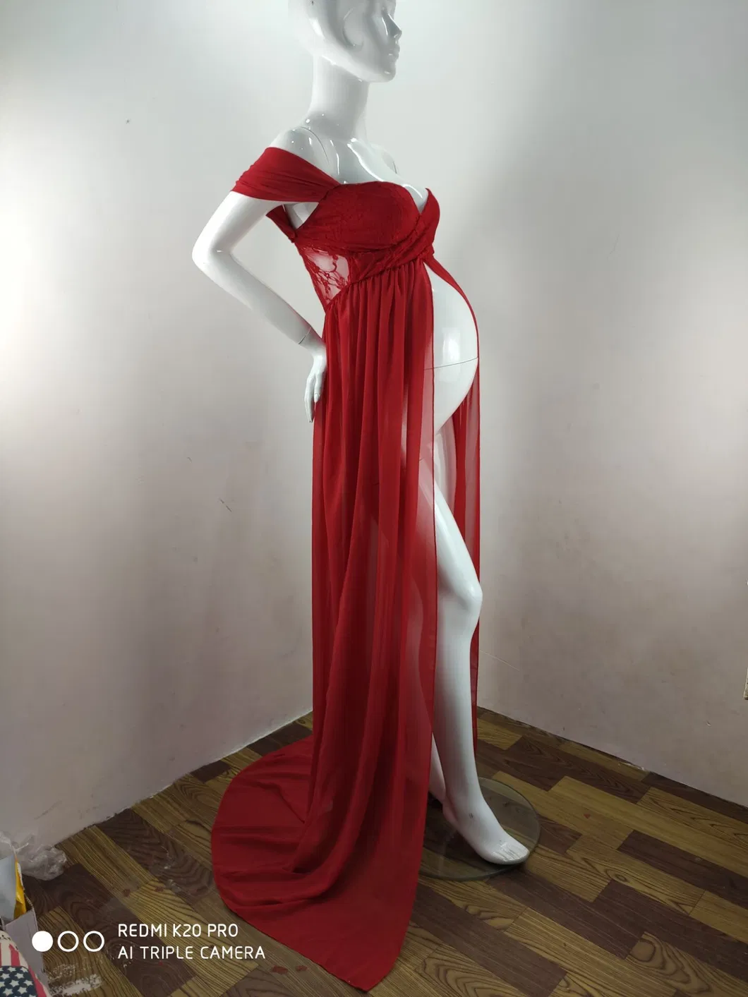 Modelaje de vestido de maternidad