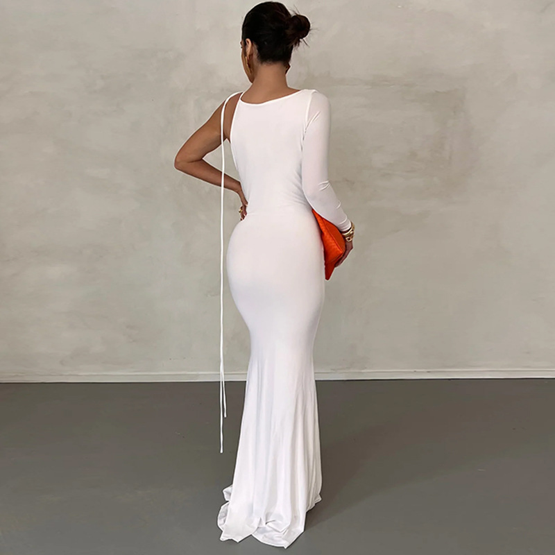 Vestido largo de mujer elegante de una sola manga, sin espalda y con escote en V profundo