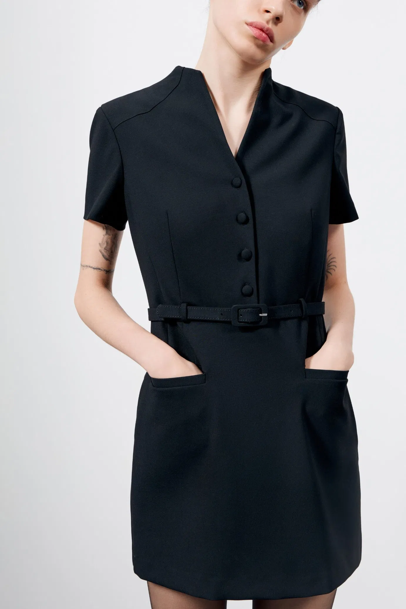 Vestido de traje corto con botones frontales de diseño para mujeres, fabricado por mayorista, ideal para uso en oficina, con tela de mezcla de lana