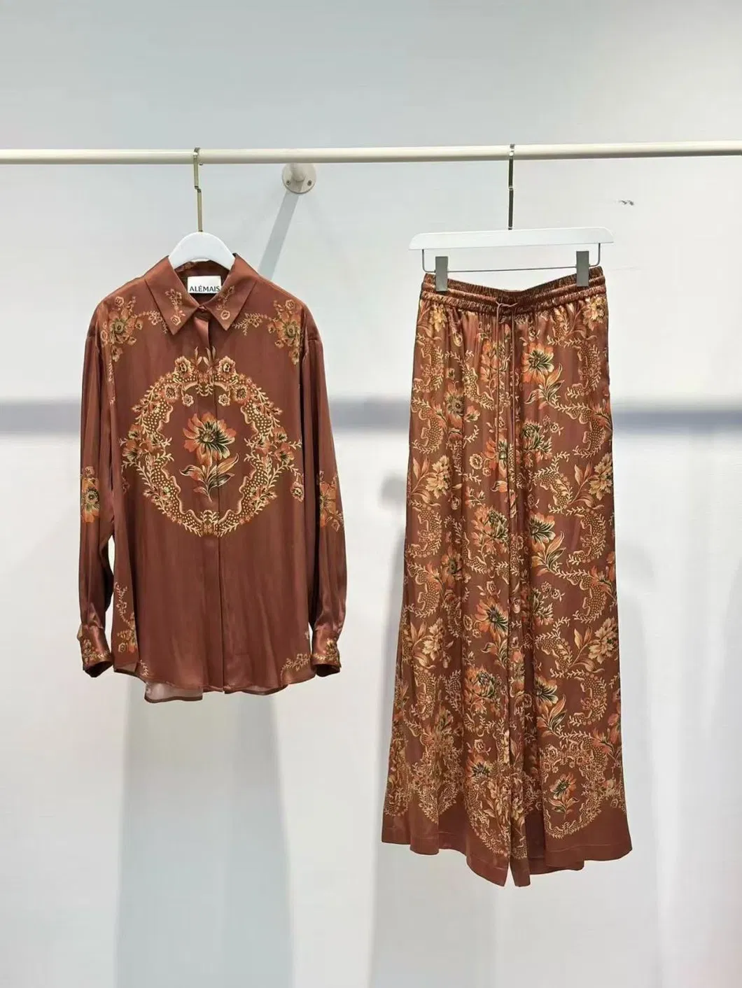 Conjunto de camisa casual de ajuste holgado con estampado floral retro y pantalones de pierna ancha, hecho a medida, diseño lujoso - vestido de fiesta para ocasiones especiales